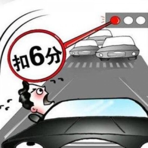 右轉(zhuǎn)不用等紅燈，為什么還扣我6分？交警：只因你疏忽了這幾點(diǎn)！